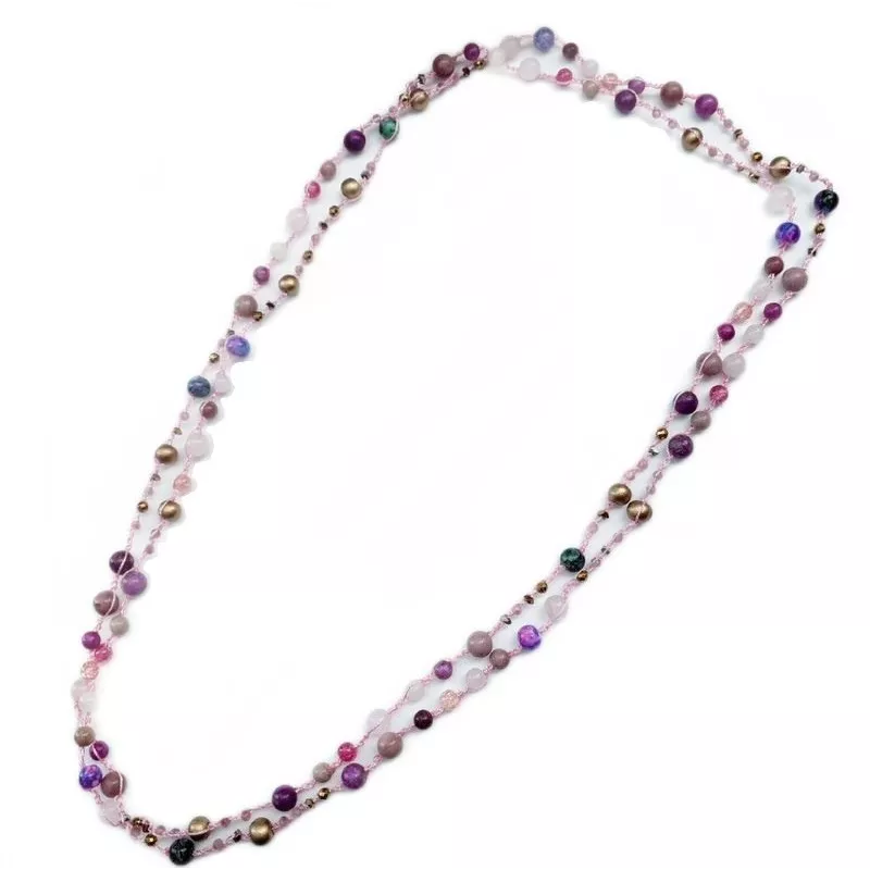Collier crochet long Alhena avec perle de verre, bois et pierres naturelles rose