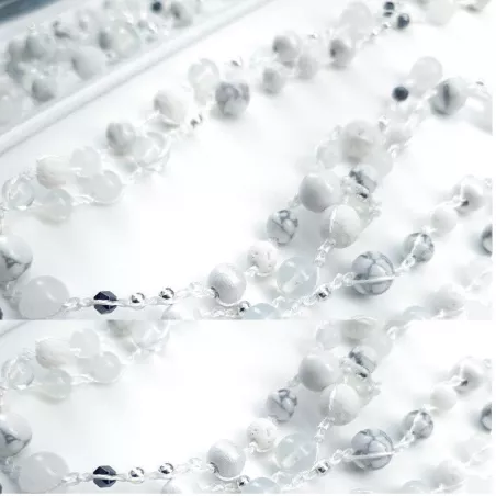 Collier crochet long Alhena avec perle de verre, bois et pierres naturelles blanc