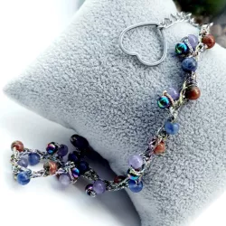 Bracelet de cheville Lola, artisanal, avec pierres naturelles, perle de verre et breloque coeur en acier inoxydable