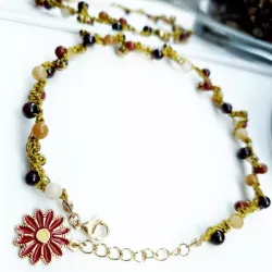 Bracelet de cheville Lola, artisanal, avec pierres naturelles, perle de verre et breloque en acier inoxydable fleur rouge