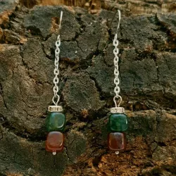 Boucles d’oreilles Magnifica avec pendentif en agate rouge et verte, ornées d’un strass argenté et crochet en acier inoxydable.