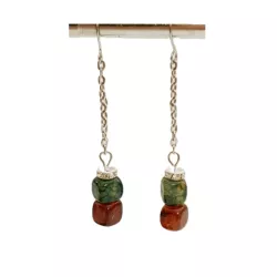 Boucles d’oreilles Magnifica avec pendentif en agate rouge et verte, ornées d’un strass argenté et crochet en acier inoxydable.