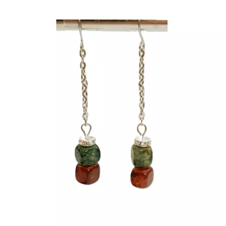 Boucles d’oreilles Magnifica avec pendentif en agate rouge et verte, ornées d’un strass argenté et crochet en acier inoxydable.