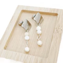 Boucles Tahiti en acier inoxydable argenté avec pierres naturelles rondes en calcédoine blanche