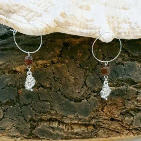 Boucles d'oreilles Volga en acier inoxydable argenté avec pierres d’agate naturelle et pendentif coquillage
