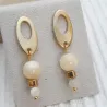 Boucles d’oreilles Lys en acier inoxydable avec pendants en calcédoine blanche/beige