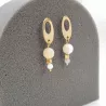 Boucles d’oreilles Lys en acier inoxydable avec pendants en calcédoine blanche/beige