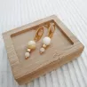 Boucles d’oreilles Lys en acier inoxydable avec pendants en calcédoine blanche/beige