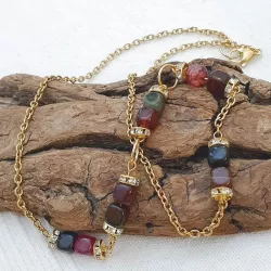 Collier doré avec strass et perles agates rouges et vertes