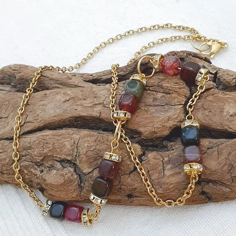 Collier doré avec strass et perles agates rouges et vertes