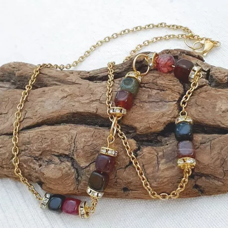 Collier doré avec strass et perles agates rouges et vertes – Bouly&Cailloux