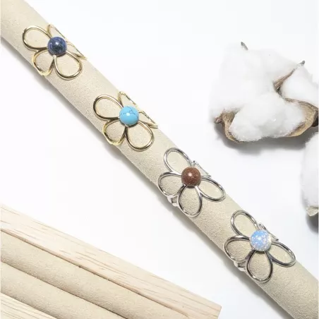 Bague fleur dorée ou argentée avec pierre naturelle – Bouly&Cailloux