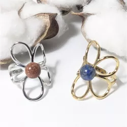 Bague fleur dorée ou argentée avec pierre naturelle – Bouly&Cailloux