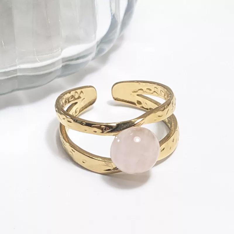 Bague Vibe réglable en acier inoxydable doré et pierre naturelle – Bijou fait main Bague Vibe réglable en acier inoxydable doré et pierre naturelle – Bijou fait main