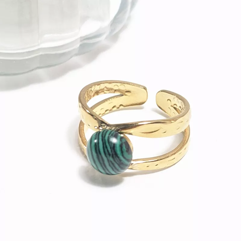 Bague Vibe réglable en acier inoxydable doré et pierre naturelle – Bijou fait main Bague Vibe réglable en acier inoxydable doré et pierre naturelle – Bijou fait main