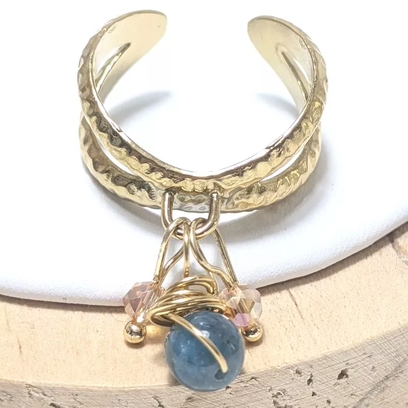 Bague Omega dorée avec pendentifs en pierres naturelles et perles de verre, style bohème