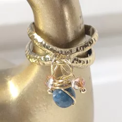 Bague Omega dorée avec pendentifs en pierres naturelles et perles de verre, style bohème