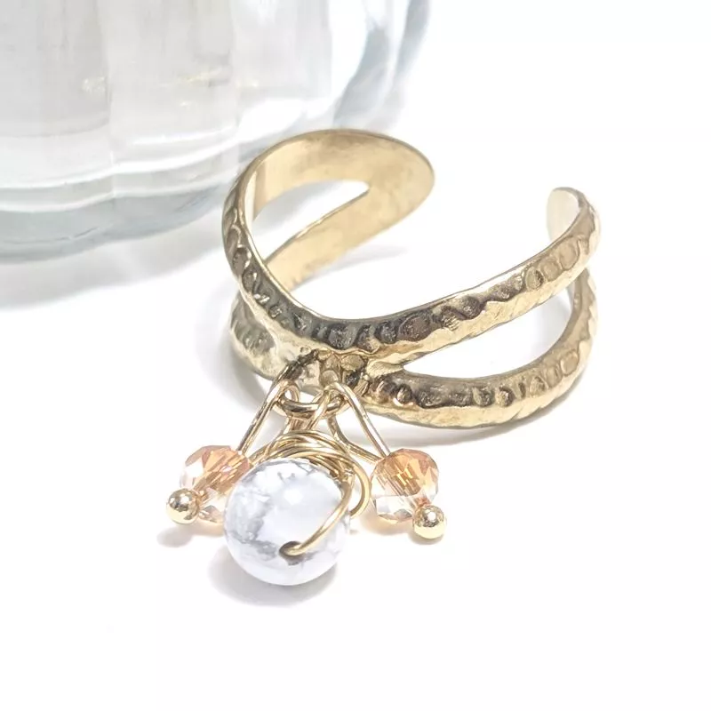 Bague Omega dorée avec pendentifs en pierres naturelles et perles de verre, style bohème