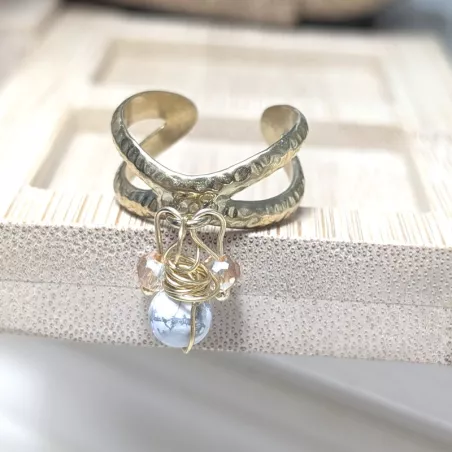 Bague Omega dorée avec pendentifs en pierres naturelles et perles de verre, style bohème