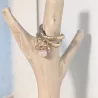 Bague Omega dorée avec pendentifs en pierres naturelles et perles de verre, style bohème
