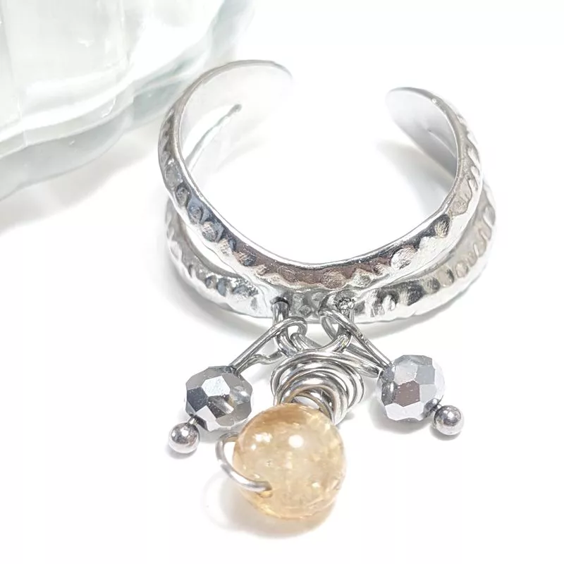 Bague Omega argentée avec pendentifs en pierres naturelles et perles de verre, style bohème