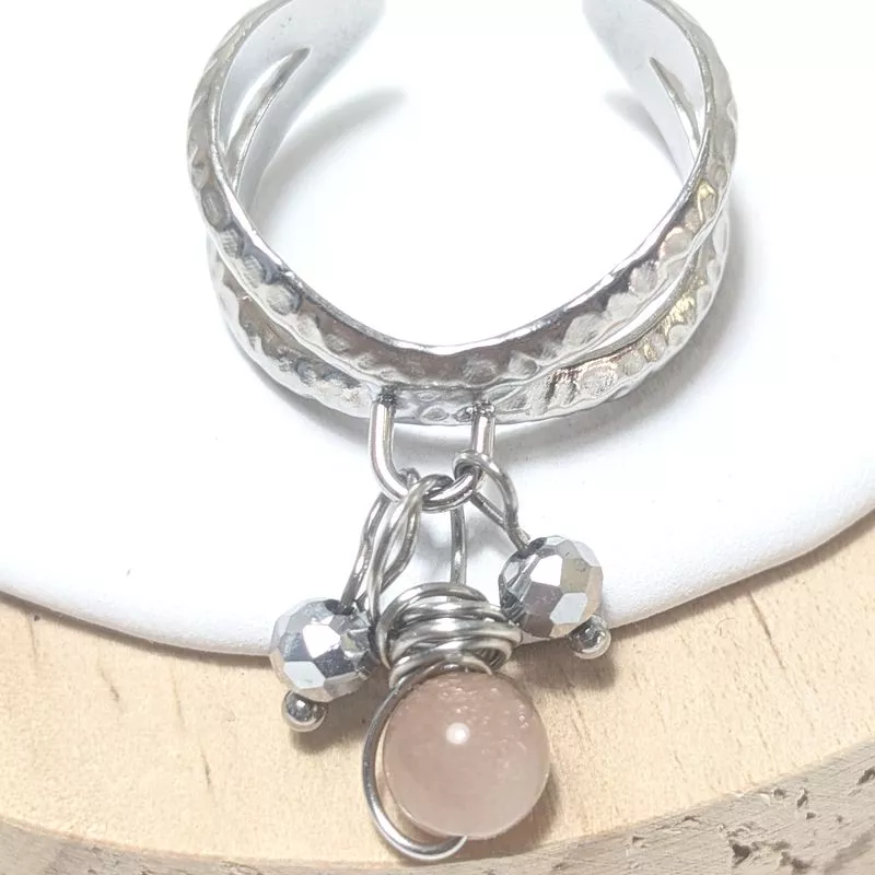 Bague Omega argentée avec pendentifs en pierres naturelles et perles de verre, style bohème