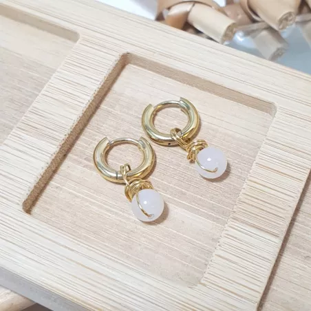 Boucles créoles Omega en acier inoxydable avec pierre naturelle – Bouly&Cailloux, quartz rose