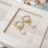 Boucles créoles Omega en acier inoxydable avec pierre naturelle – Bouly&Cailloux, quartz rose