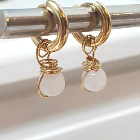 Boucles créoles Omega en acier inoxydable avec pierre naturelle – Bouly&Cailloux, quartz rose