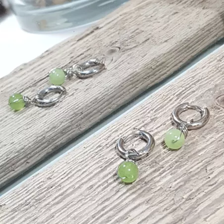 Boucles créoles Omega en acier inoxydable avec pierre naturelle – Bouly&Cailloux, peridot