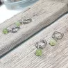 Boucles créoles Omega en acier inoxydable avec pierre naturelle – Bouly&Cailloux, peridot