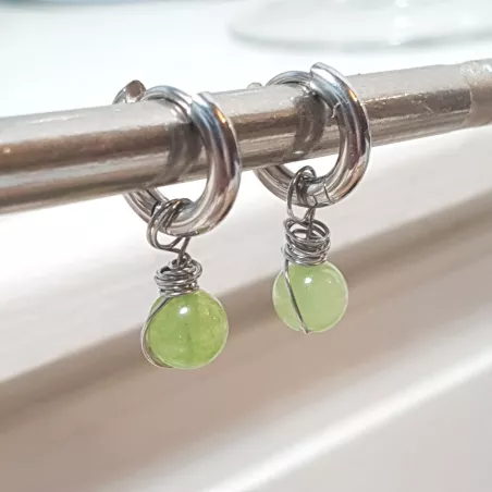 Boucles créoles Omega en acier inoxydable avec pierre naturelle – Bouly&Cailloux, peridot
