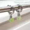 Boucles créoles Omega en acier inoxydable avec pierre naturelle – Bouly&Cailloux, peridot