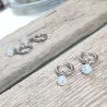 Boucles créoles Omega en acier inoxydable avec pierre naturelle – Bouly&Cailloux, opale