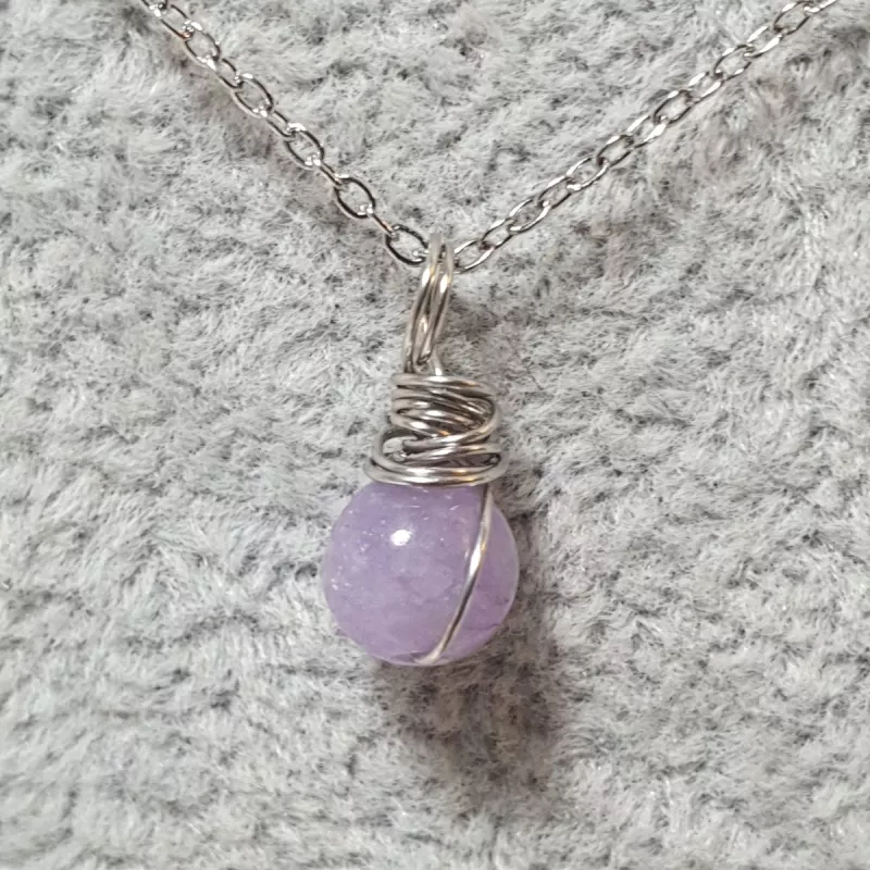 Collier pendentif Omega en pierre naturelle et acier inoxydable argenté et agate violette Collier pendentif Omega en pierre naturelle et acier inoxydable argenté et agate violette