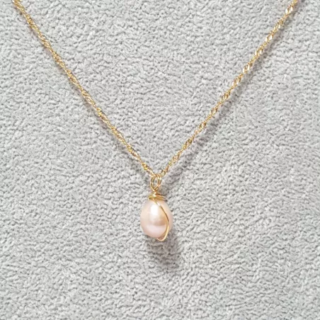Collier pendentif Centauri avec perle rosée, acier doré