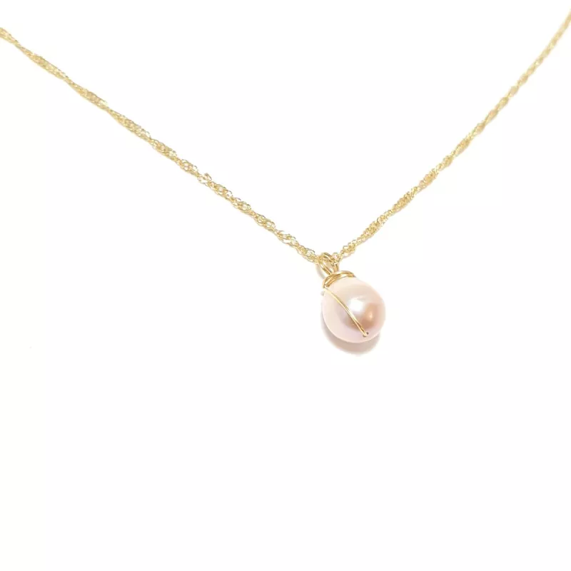Collier pendentif Centauri avec perle rosée, acier doré Collier pendentif Centauri avec perle rosée, acier doré