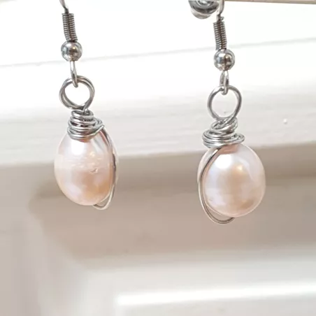 Boucles d’oreilles Centauri en perle rosée – version argentée