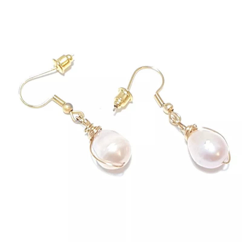 Boucles d’oreilles Centauri en perle rosée – version dorée Boucles d’oreilles Centauri en perle rosée – version dorée