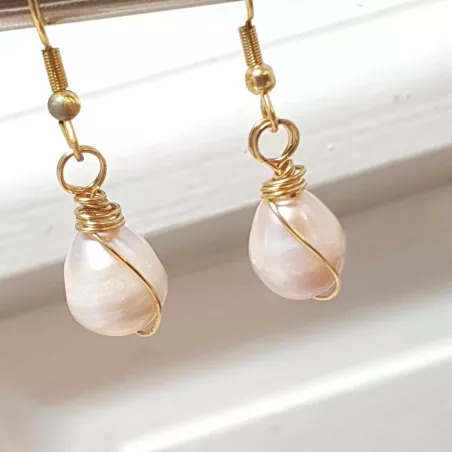 Boucles d’oreilles Centauri en perle rosée – version dorée