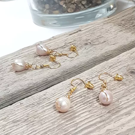 Boucles d’oreilles Centauri en perle rosée – version dorée
