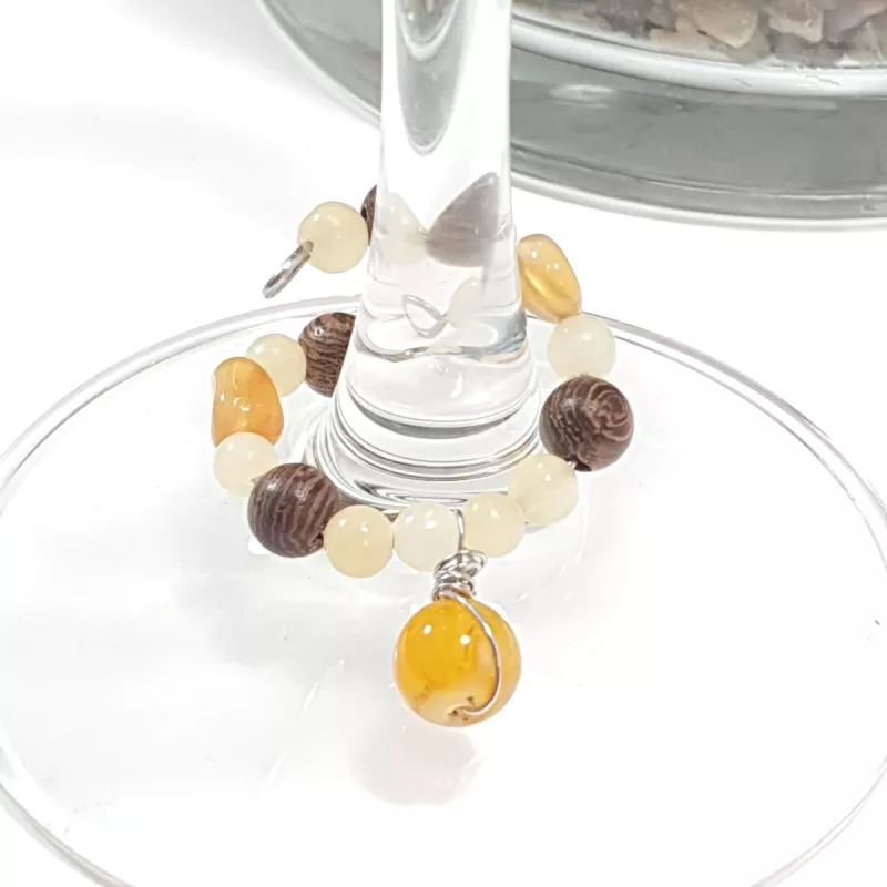 Marque-verre Ampélia avec pierres naturelles et pendentif – bijou fait main Marque-verre Ampélia avec pierres naturelles et pendentif – bijou fait main
