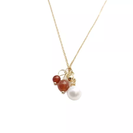 Le Collier Chiara est un collier pendentif réglable avec perle d'eau en plaqué-or