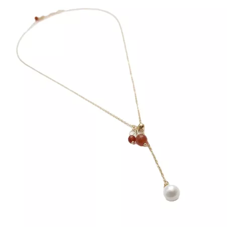 Le Collier Chiara est un collier pendentif réglable avec perle d'eau en plaqué-or
