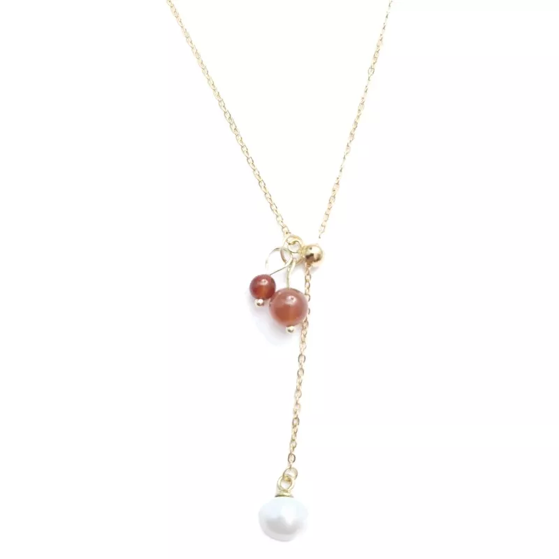 Le Collier Chiara est un collier pendentif réglable avec perle d'eau en plaqué-or Le Collier Chiara est un collier pendentif réglable avec perle d'eau en plaqué-or