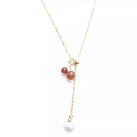Le Collier Chiara est un collier pendentif réglable avec perle d'eau en plaqué-or