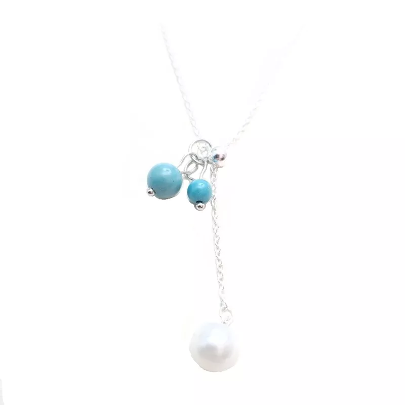 Le Collier Chiara est un collier pendentif réglable avec perle d'eau en argent Le Collier Chiara est un collier pendentif réglable avec perle d'eau en argent