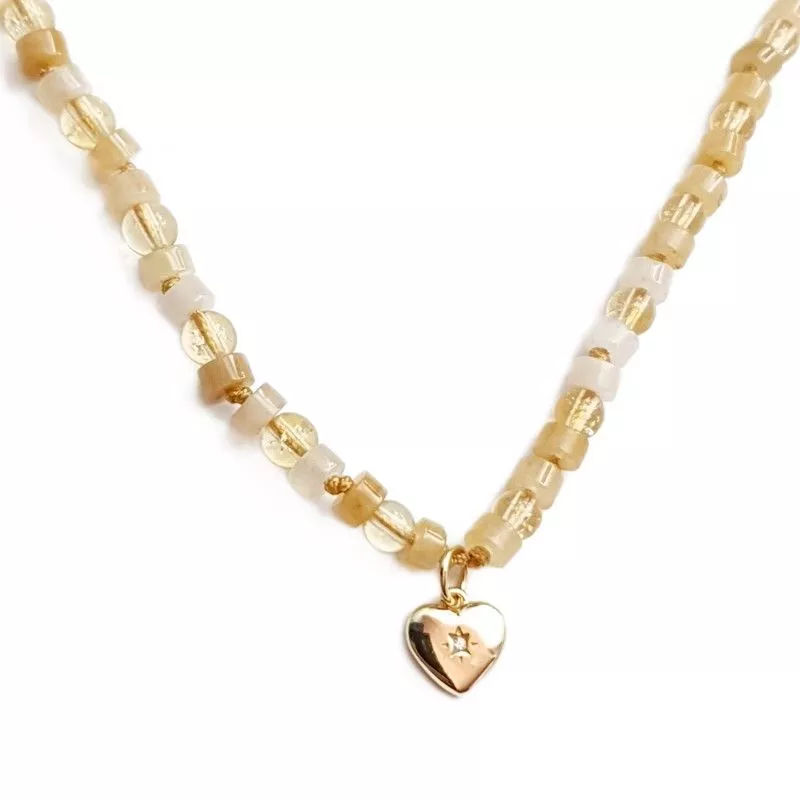 Collier Mimi en plaqué-or en pierres miyuki et pendentif coeur Collier Mimi en plaqué-or en pierres miyuki et pendentif coeur