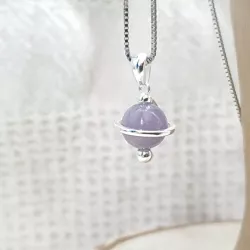 Collier Kepler, ajustable via une perle de réglage dans le dos, en argent et pendentif planète.