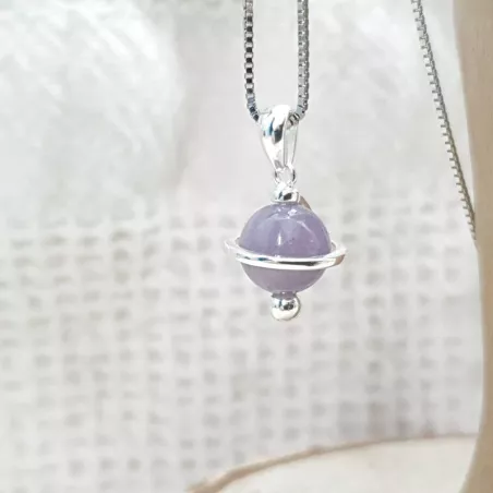 Collier Kepler, ajustable via une perle de réglage dans le dos, en argent et pendentif planète.